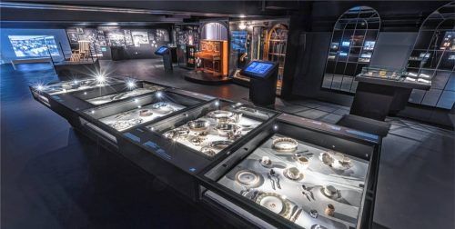 Originalgeschirr und Silberbesteck der Ersten, Zweiten und Dritten Klasse, genutzt auf den Luxusdampfern der britischen „White Star Line“, unter deren Flagge auch die Titanic auf ihrer Schicksalsfahrt auslief.Foto Jusseit