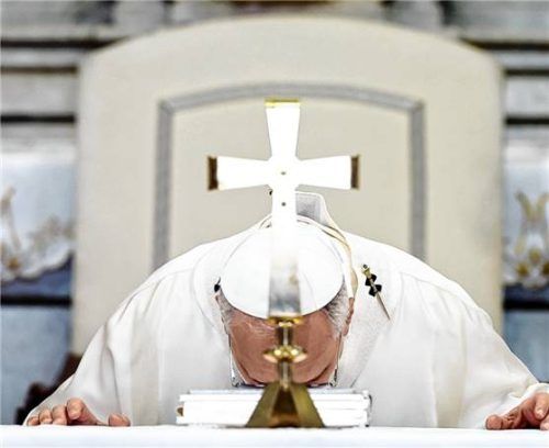 Papst Leo XIV. leitet eine Messe in der Kirche St. Thomas von Villanova in Castel Gandolfo. Foto dpa