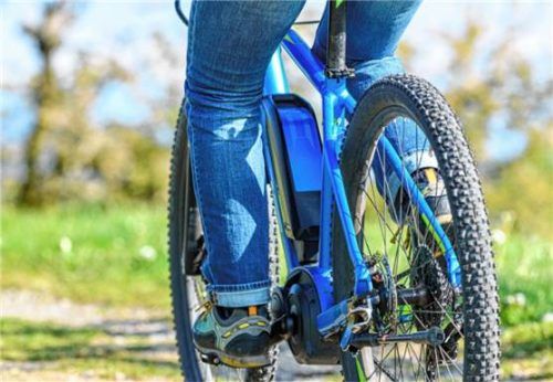 Pedelecs, also Fahrräder mit einem unterstützendem E-Motor, sind beliebt – doch die Zahl der Unfälle steigt. Foto imago
