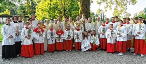 Pfarrer Drago Curic (Mitte) zusammen mit seinen Mitzelebranten und den Ministranten. Foto Gerauer