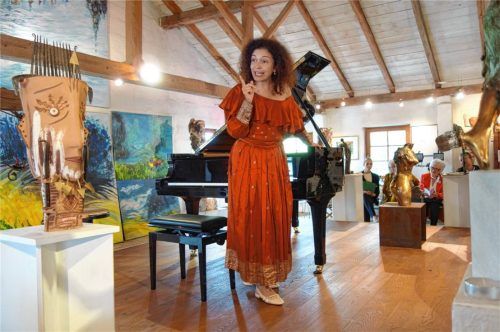 Pianistin Marianna Shirinyan erklärt inmitten der Kunstwerke von Antje Tesche-Mentzen die Kompositionen.Foto füchtner