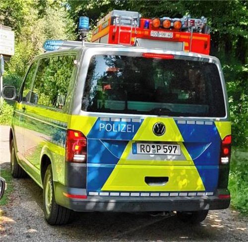 Polizei und Rettungskräfte waren mit einem Großaufgebot an der Suche nach dem Vermissten beteiligt. Ein Notarzt konnte nur noch den Tod feststellen. Foto Reisner
