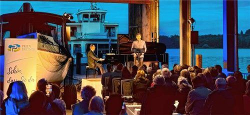 Priener Bariton und Nightingale-Leiter Thomas Schütz und der Kölner Pianist Christoph Schnackertz bei ihrem Benefiz-Konzert in der Schiffshalle.Foto  Berger