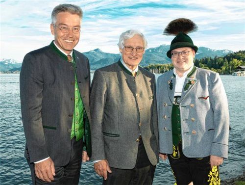 Prinz Luitpold von Bayern (Mitte) würdigte ebenso wie Landrat Otto Lederer (links) und der Priener Bürgermeister Andreas Friedrich den Märchenkönig.Fotos berger