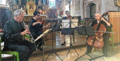 Professor Hansjörg Schellenberger an der Oboe (von links), Marija Hackl (Geige), Angela Büsel (Viola) und Birgit Sassmannshaus (Violoncello) beim Namenstagskonzert für den Müllner Peter von Sachrang.Foto kirchner