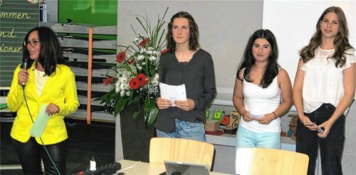 Projektleiterin Katja Georgi mit den Schülerinnen Anna Schmid, Donika Mancaku und Leonie Schwerdt (von links). Fotos baumann