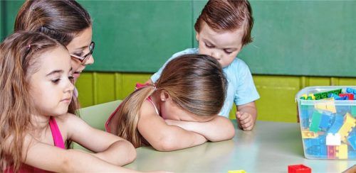 Psychische Gewalt gegenüber Kindern kann überall auftreten – in Familien, in Kitas, in der Schule oder im Sportverein. Barbara Heuel vom Kinderschutzbund Rosenheim (rechts) erklärt im OVB-Gespräch, welche Facetten seelische Gewalt hat und wer den Kindern helfen kann. Fotos imago/privat