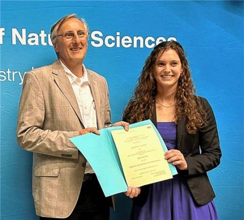 Ramona Dandl mit Doktorvater und Laudator Professor Dr. Johannes Buchner bei der Preisverleihung. Foto RE