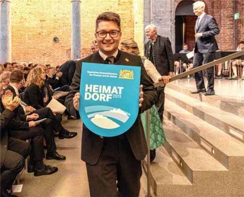 Riesigen Stolz auf seine Gemeinde empfand Pruttings Bürgermeister Johannes Thusbaß, als er mit der Auszeichnung „Heimatdorf 2025“ das Podium in der Residenz verließ. Foto Thomae
