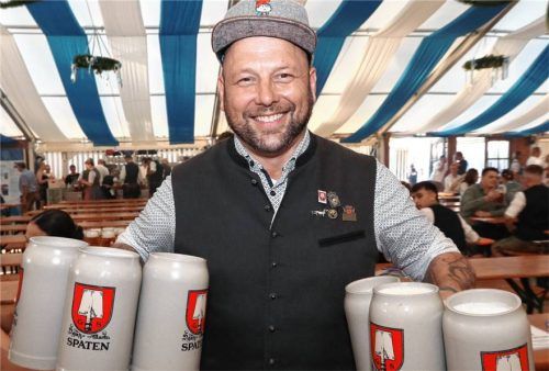 Roman Tauscheck ist nicht nur Festwirt, sondern bringt selbst viel Erfahrung als Bedienung auf dem Oktoberfest mit.Fotos  Stuffer