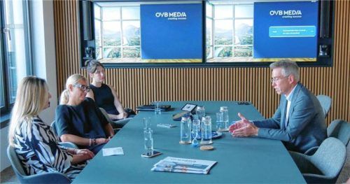 Rosenheims Landrat Otto Lederer (rechts) im Interview mit (von links) Reporterin Patricia Huber und Chefreporterin Rosi Gantner. Foto Peter Huber
