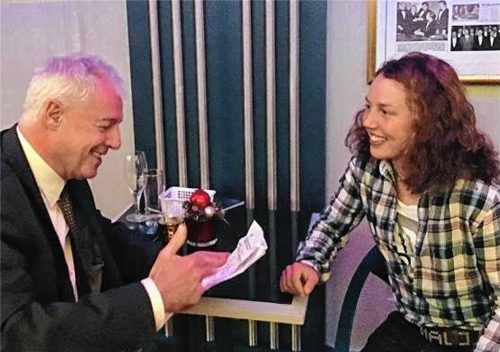 Ruhpoldinger „Biathlon-Stimme“ Karlheinz Kas im Gespräch mit Laura Dahlmeier (Archiv). Foto Kas