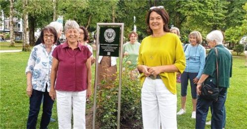 Sag es mit Blumen: An die Zweite Bürgermeisterin Walburga Mörtl-Körner (vorne, links) übergaben die Präsidentin des Soroptimist-Club Traunstein, Martha Selbertinger (rechts), und Mitglieder des Clubs, Rosenstöcke im Stadtpark als Geschenk zum Stadtjubiläum. Foto Giesen