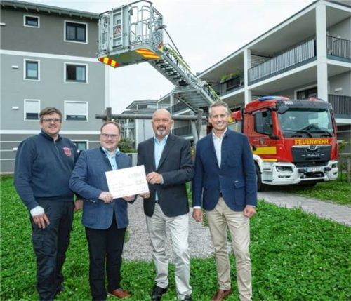 Scheckübergabe mit (von links) Zweitem Kommandanten Johannes Herzinger, Bürgermeister Andreas Friedrich sowie Geschäftsführer Heinrich Wittmann und Quirin Hornberger von den „Chiemgau Residenzen“. Foto  Berger
