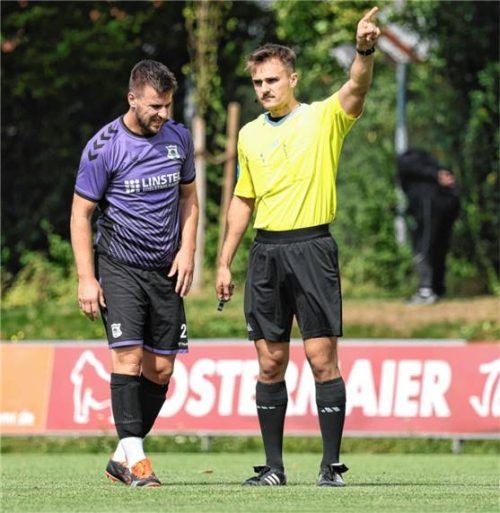 Schiedsrichter Florian Menacher stand im Duell der Kreisligameister im Mittelpunkt.Foto Mühlhofer