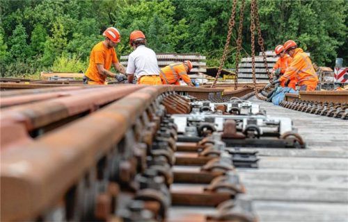 Schienen werden erneuert, Schwellen getauscht: Auf der Bahnstrecke zwischen Rosenheim und Salzburg beziehungsweise Kufstein kommt es in den kommenden Wochen zu Bauarbeiten – und damit auch zu Lärm (Symbolfoto). Foto dpa