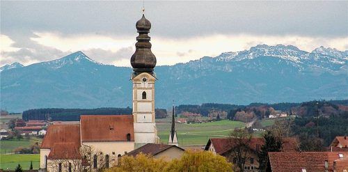 Schnaitseer Bergblick mit Kirche „Mariä Himmelfahrt“.Fotos ju