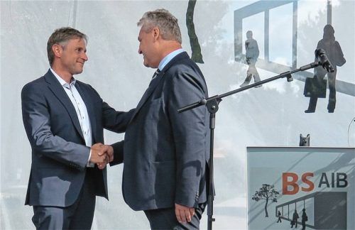 Schulleiter Jürgen Ersing (rechts) verabschiedet seinen Kollegen Stefan Olbert nach 17-jähriger Tätigkeit an der Berufsschule Bad Aibling.Foto Baumann