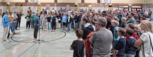 Schulleiterin Sibylle Daxlberger (am Mikrofon) begrüßte die zukünftigen Schüler mit ihren Familien in der Turnhalle der Johann-Rieder-Realschule.Foto Johann-Rieder-Realschule