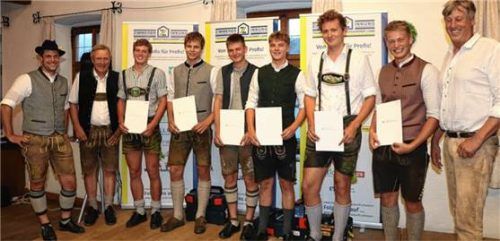 Sechs Einser-Abschlüsse bei der heimischen Zimmerer-Innung (ab Dritter von links): Christoph Fegg, Lukas Wiedemann, Jakob Perreiter, Dennis Böhmig, Simon Fegg und Louis Wolf erreichten jeweils in Theorie in Praxis die Note Eins. Obermeister Martin Kollmeier (rechts) sein Stellvertreter Martin Kendler und Prüfungsvorsitzender Ludwig Hartl (beide links) gratulierten.Foto Wittenzellner