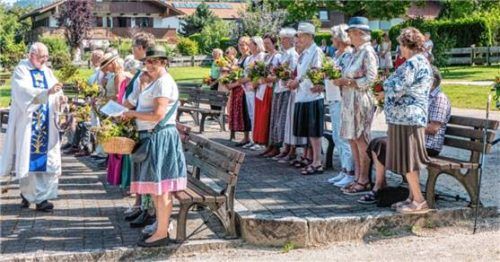 Segnung der von den Gottesdienstbesuchern mitgebrachten Kräuterbuschen.Foto  Flug