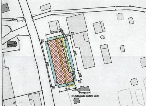 Sehr nahe an die Staatsstraße rückt das neue Objekt. Foto re