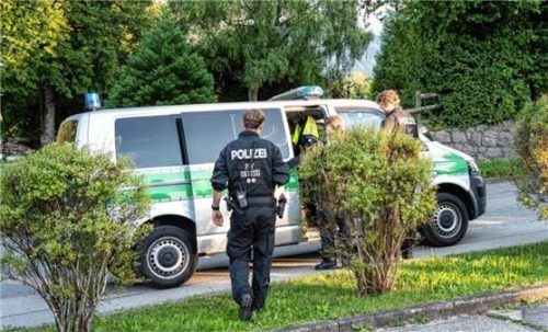SEK-Einsatz in Ruhpolding. Ein Mann hatte sich in seinem Zimmer eingesperrt und drohte Personen, die sich ihm nähern, etwas anzutun. Foto vifogra / Hallweger