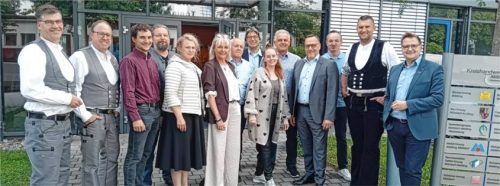Setzten mit dem Beitritt zum Bundesverband der Kreishandwerkerschaften ein deutliches Signal: die Innungsobermeister (von links) Peter Heiß, Thomas Größlinger, Michael Obereisenbuchner, Markus Kliegl, Angelika Huber, Manuela Hausmann, Josef Berghammer, Christian Rusitschka, Nadine Stallwanger, Anton Hudlberger, Oskar Hofstetter, Florian Stirner, Reinhard Obermeier und Kreishandwerksmeister Rainer Dachsberger.Foto Maier