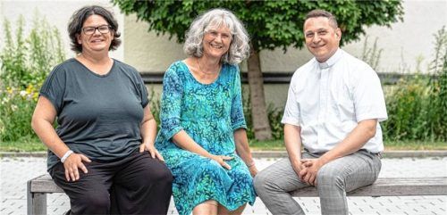 Sie sind die Ansprechpartner für das Netzwerk: (von rechts) Pfarrer Fabian Orsetti, Christine Heiss von kirchlicher Seite und Ursula Dreischl von der Gemeinde Stephanskirchen. Foto Thomae