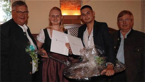 Sie sind die Besten der Metzger-Prüfung: Giulia Kreuzer (Metzger) und Lucas Hacker (Fachverkäufer). Obermeister Hans Reiter (rechts) und Kreishandwerksmeister Gerhard Kotter gratulieren. .Foto wittenzellner
