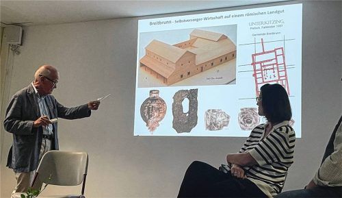 So ähnlich hat der römische Gutshof in Unterkitzing wohl ausgesehen. Allein das Wohngebäude maß 32 mal 21 Meter, wie Professor Siegmar von Schnurbein (links) erläuterte.Foto Kirchner
