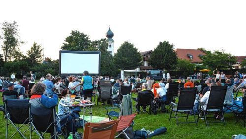 So lässt sich ein Kinoabend im Kurpark verbringen: in gemütlichen Campingstühlen und mit ein paar leckeren Snacks. Foto  Eder