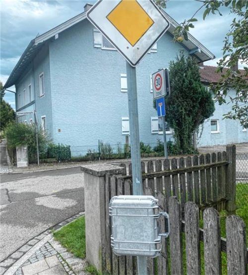 So sieht das Messgerät aus, das sich an einem Verkehrsschild im Einmündungsbereich der Schwarzenberg- in die Willinger Straße befindet. Foto kotter