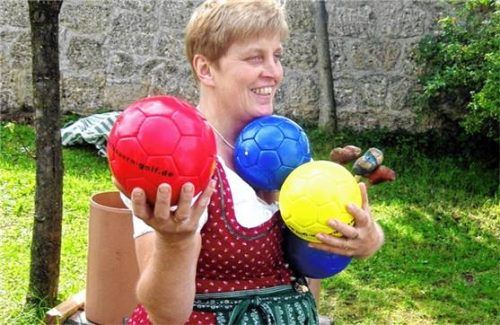Sophie Spöck mit Bauerngolfbällen.Foto Archiv Hötzelsperger