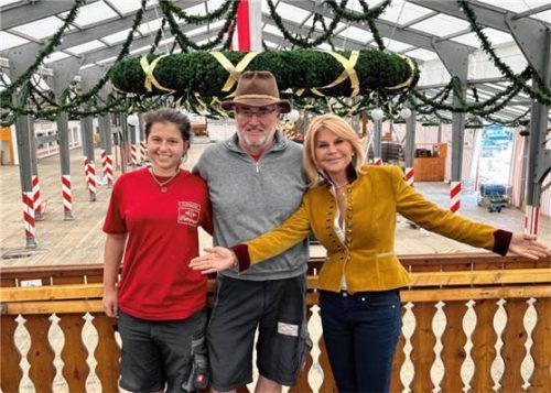 Sophie Steegmüller (links) wollte es heuer genau wissen und half Zeltbaumeister Anton Loibl (Mitte) und seinem Team tatkräftig beim Aufbau. Eine tolle, spannende Erfahrung für die junge Frau. Mama Marisa Steegmüller (rechts) kann stolz sein auf das Engagement – und freut sich schon auf 16 Tage familiäre Gastlichkeit im Festzelt.

Fotos kmz/ru/re