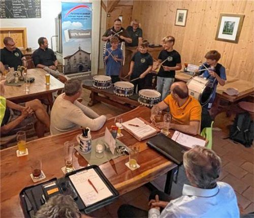 Sorgten mit ihren Trommeln für Stimmung: (von links) Johannes Sigl, Korbinian Winterstetter, Michael Schinkinger und Korbinian Sigl unter der Leitung des Vorsitzenden und Jugendleiters Franz Sigl. Foto RE