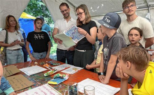 Spannende Eindrücke: Oberbürgermeister März lässt sich von den kreativen Wünschen der Kinder inspirieren.Foto Mukendi