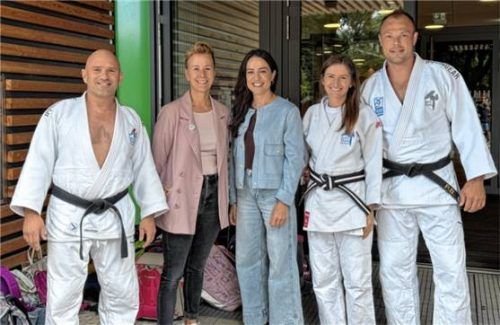 Spaß am letzten Schultag: (von links) Denis Weisser, Anabel Metz, Schulleiterin Kathrin Baumeister, Anamaria Budiu und Robert Buendowski. Foto RE