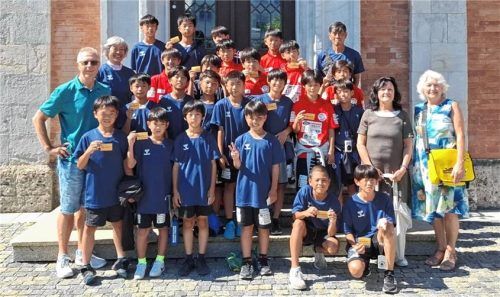 Spaß auch abseits des Fußballplatzes – hier bei der Stadtführung in Rosenheim. Foto re