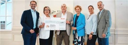 Spendenübergabe im Ballhaus Rosenheim: (von links) Oberbürgermeister Andreas März, Mihaela Hammer (Vorsitzende des Fördervereins), Betriebsrat Helmut Brandmaier, Silke Mall, Sanja Cvetko (Schatzmeisterin des Fördervereins) und Franz Radl.Foto Bayernwerk