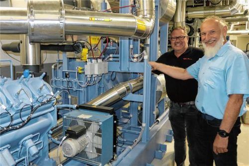 Stadtwerke-Chef Stefan Barber (links) und Therme-Betriebsleiter Matthias Hohmann präsentieren die neue Wärmepumpenanlage. Fotos Baumann