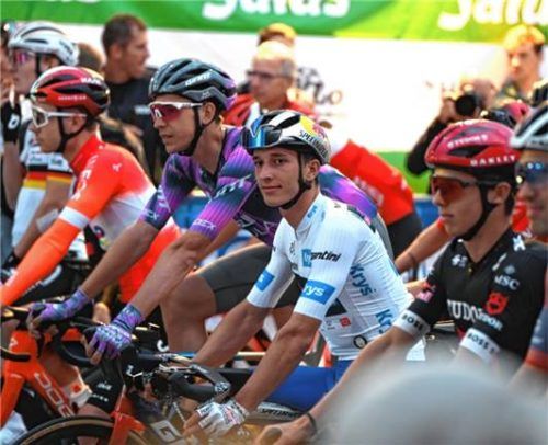 Ragte auch in Bruckmühl heraus: Tour-Sensation Florian Lipowitz (in weiß).Foto Obermaier