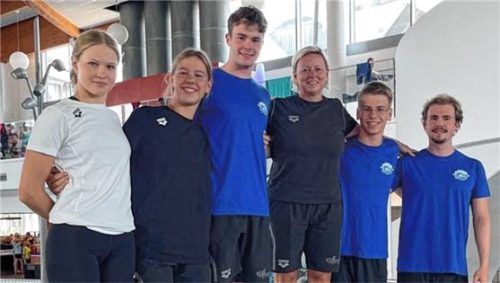 Starteten in Regensburg: Lara Willimayer, Alisha Sanderlin, Lukas Lechertshuber, Trainerin Daniela Aschenbrenner, Jakob Scharbert und Adrian Lechertshuber (von links).Foto re