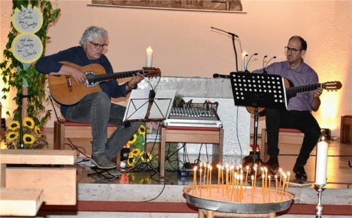 Stefan Starzer (links) und Rudi Ritter vor den entzündeten Kerzen. Foto  Wunderlich