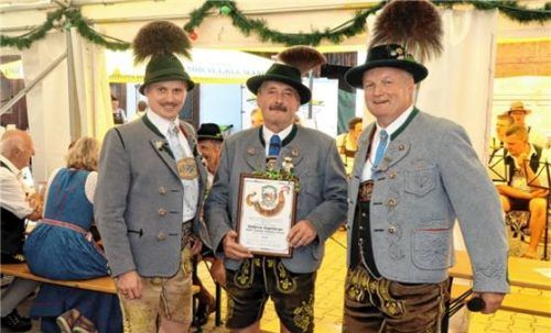 Stellvertretender Gauvorsitzender Florian Niedermaier (links) und Vereinsvorsitzender Martin Impler (rechts) überreichten das Gauehrenzeichen in Gold an Balthasar Engelsberger.
