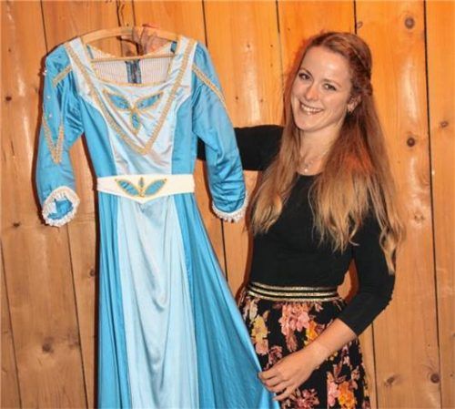 Stolz auf die geleistete Arbeit: Magdalena Kaffl und das blaue Kleid von Ulrika.