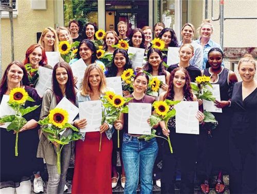 Strahlen um die Wette: die Absolventinnen mit dem Romed-Schulteam.Foto Romed-Kliniken