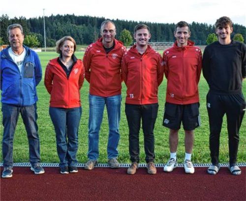 SVS-Vorsitzender Rolf Orwat freut sich auf das Team mit Jugendleiterin Ricarda Schwarz-Kirschner und ihrem Stellvertreter Martin Kirschner sowie Fußball-Abteilungsleiter Fabian Böck mit seinen Stellvertretern Andi Fritz und Niki Raab (von links).Foto  Donhauser