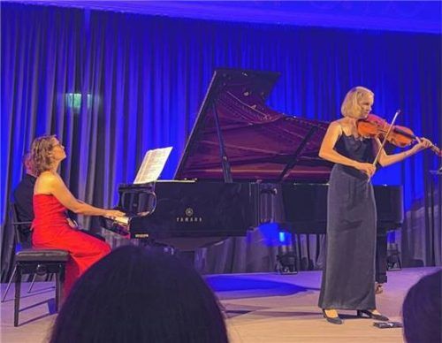 Technisch perfekt und mit sensiblem Ausdruck: Christina Biwank an der Viola und Pianistin Anne Schätz.Foto kirchner