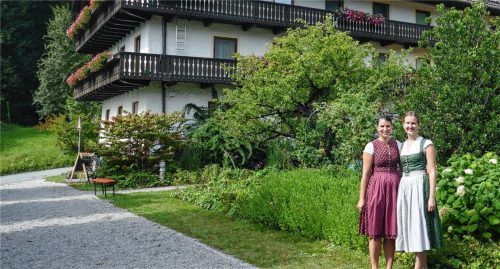 Theresa Feichtlbauer (rechts), Leiterin der Touristinfo, und Katharina Neubauer sorgten mit ihren Mitarbeitern für die Jubiläumsgäste am „Haus Brannenburg“.Fotos Schubert